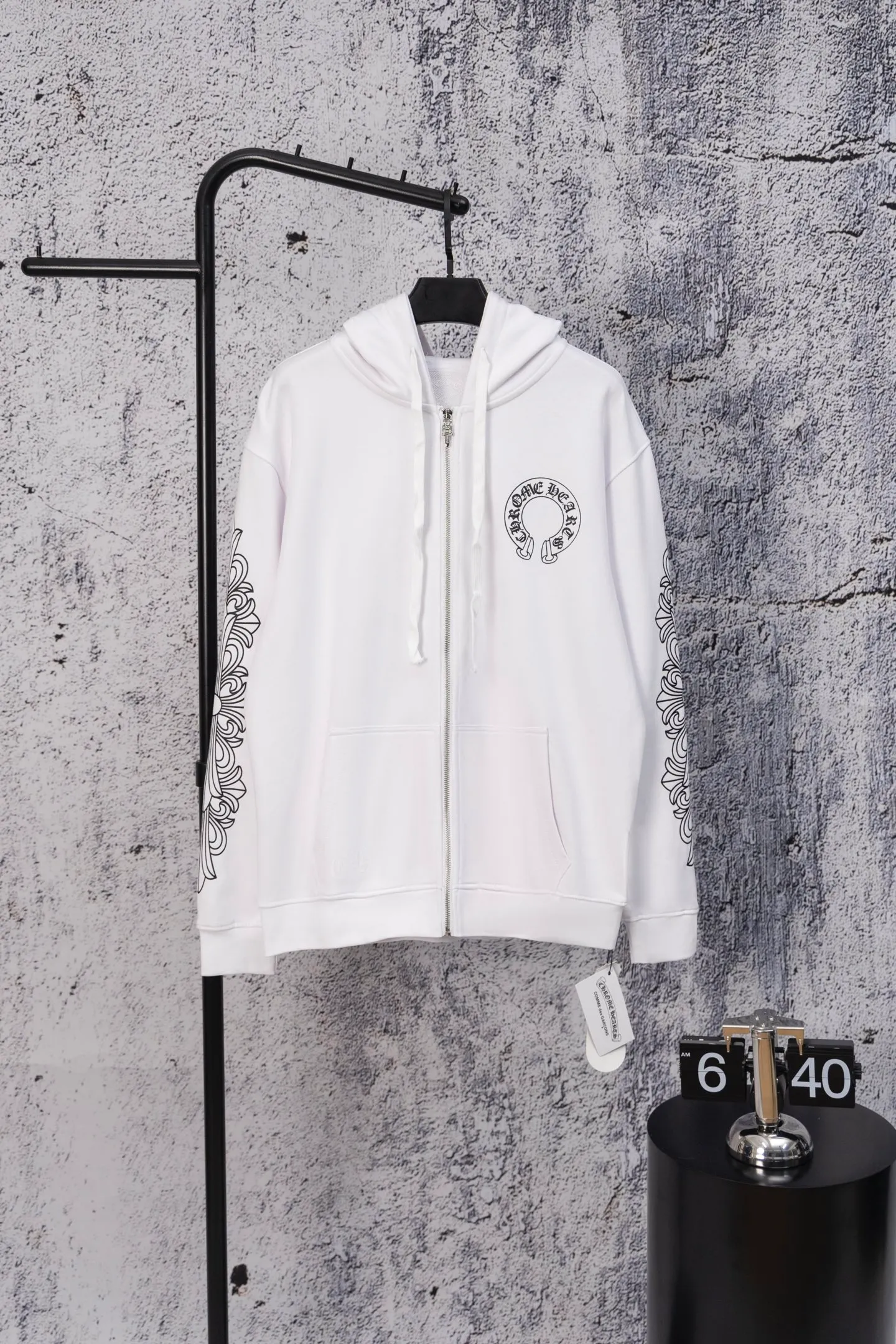 P250 ChromeHearts CH ChromeHearts 25 early autumn flower arm horseshoe zipper cardigan hooded sweatshirt Sanskrit letter rattan flower cross horseshoe hooded sweatshirt The fabric is made of 440g pure cotton terry with matching threads, imported printing, original customization, hardware, soft and skin-friendly. The workmanship is meticulous and the thickness is moderate. The webbing on the back collar extends to the shoulder for reinforcement. The connection between the wellhead and the shoulder is reinforced. The whole body is made with thousands of needle embroidery techniques. It is more compliant and stylish with clothes. It is a hot item of the season. The original customized accessories are complete with three standards. It will look handsome with any combination. The os drop shoulder version and loose version. Color: Black White Size: S M L XL